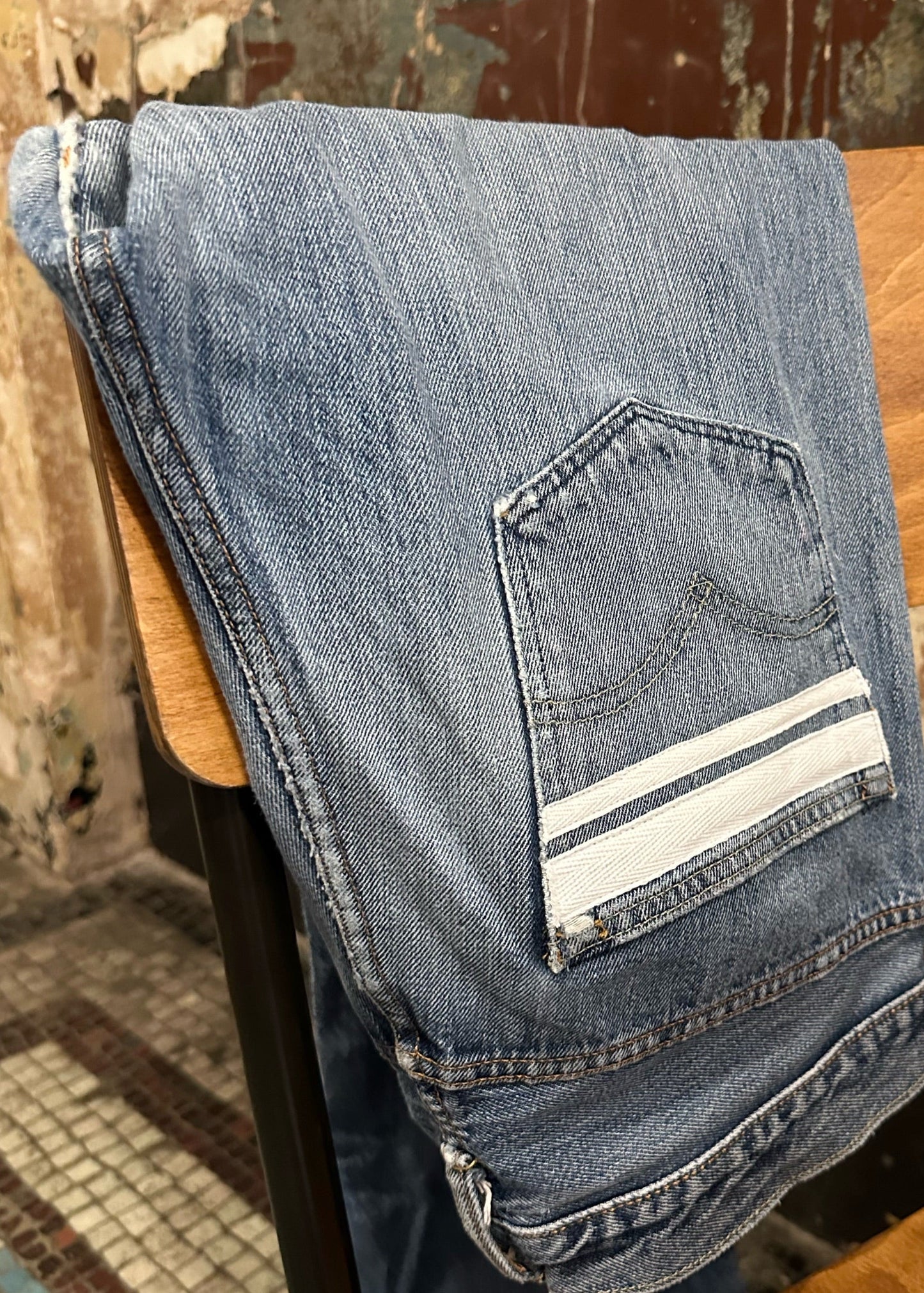 005. Stripe Appliquéd Levi’s 501